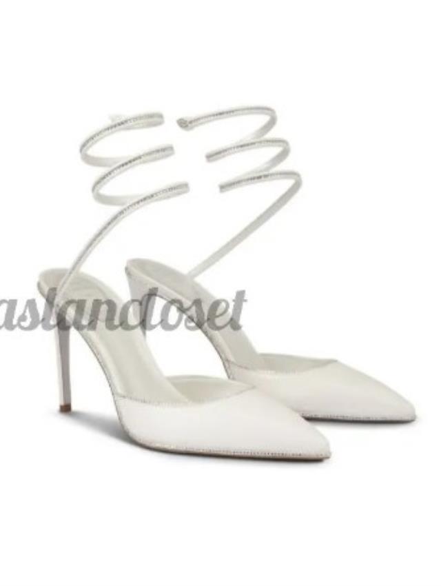 Düğün yemeği veren fenomen Duygu Özaslan, gelinliği altına 17 bin TL'lik ayakkabı giydi