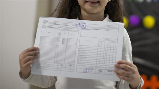 Yarın karneler saat kaçta dağıtılacak 2022? Karneler saat kaçta verilecek? Cuma günü karneler saat kaçta verilecek?