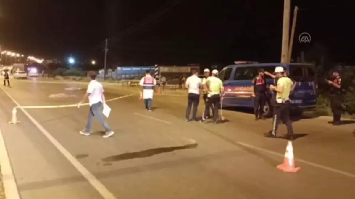 Kamyonla çarpışan motosikletteki kadın ile kızı öldü, kocası yaralandı