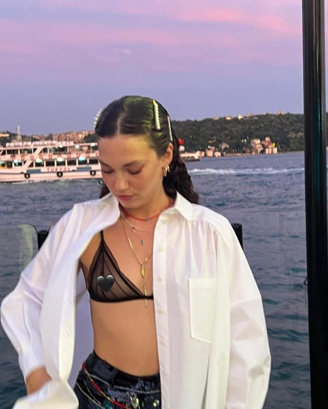 Oyuncu Melisa Şenolsun'dan ilginç sansür! Göğüs ucunu emojiyle kapattı