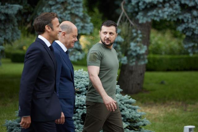 Ukrayna lideri Zelenski'den Macron'a soğuk karşılama! Kucaklamaya çalıştı ama karşılık bulamadı