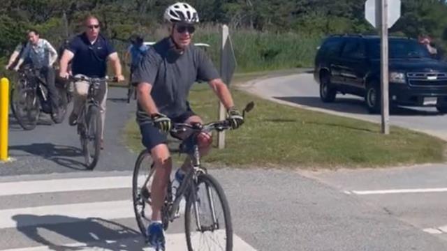 ABD Başkanı Joe Biden, kalabalığa selam vermek isterken bisikletten düştü