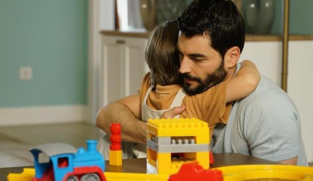 Akın Akınözü'nün final yapan Kaderim Oyunu dizisindeki performansı izleyicilerden tam not aldı