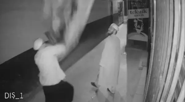 Atatürklü Türk bayrağının yere atılmasıyla ilgili 2 şüpheli gözaltına alındı