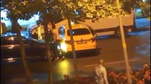 Eski nişanlı dehşeti! Genç kadını darbetti, kurtarmak için aracına alan taksiciye yapmadığını bırakmadı