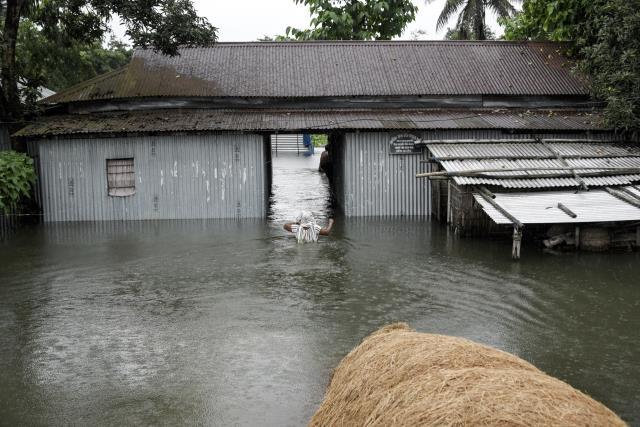 Hindistan ve Bangladeş'te muson yağmurları: 34 ölü