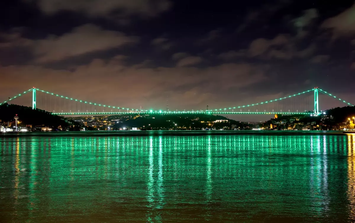 İstanbul'un köprüleri skolyoz hastalığına dikkati çekti