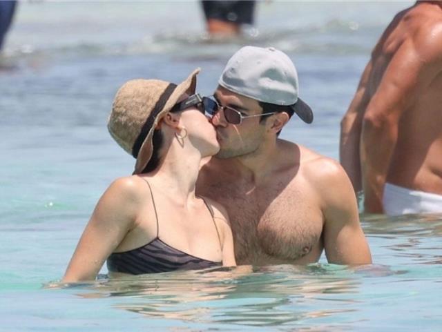 İtalyan şarkıcı Eros Ramazzotti'nin kızı, denizde sevgilisiyle öpüşürken görüntülendi İtalyan şarkıcı Eros Ramazzotti'nin kızı, denizde sevgilisiyle öpüşürken görüntülendi