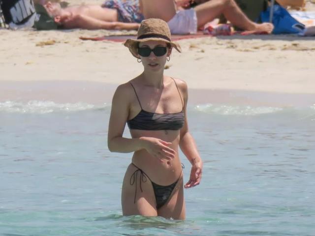 İtalyan şarkıcı Eros Ramazzotti'nin kızı, denizde sevgilisiyle öpüşürken görüntülendi İtalyan şarkıcı Eros Ramazzotti'nin kızı, denizde sevgilisiyle öpüşürken görüntülendi