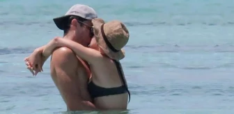 İtalyan şarkıcı Eros Ramazzotti'nin kızı, denizde sevgilisiyle öpüşürken görüntülendi