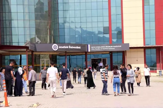 Kangal köpeği sınava giren sahibini okulun kapısında bekledi