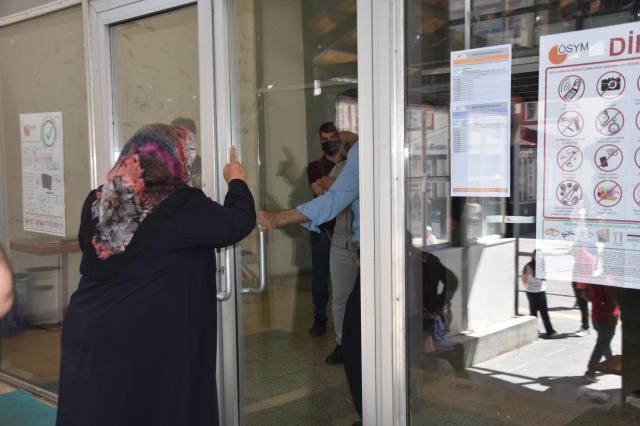 Sınava geç kalan kızın annesinin feryadı yürekleri dağladı