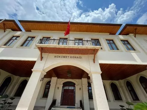 Valilik girişindeki kumru yuvasına, validen 'Sakın dokunmayın' talimatı