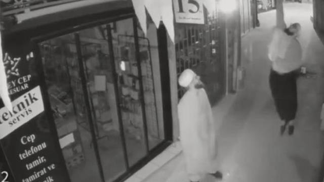 Atatürklü Türk bayrağına çirkin saldırıda bulunan 2 kişiden biri tutuklandı, diğeri serbest bırakıldı