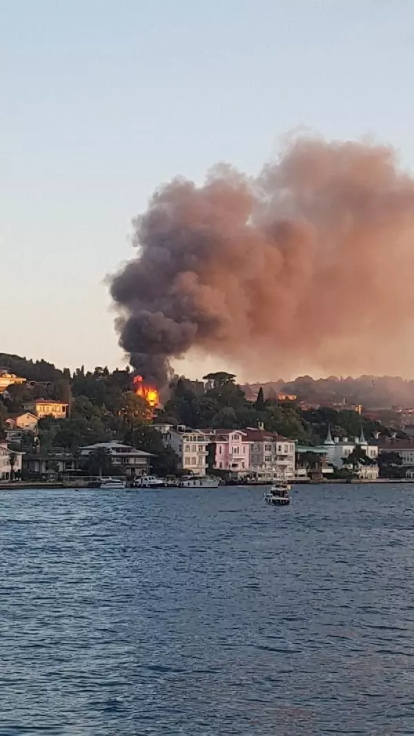Son dakika gündem: BEYLERBEYİ'NDE 2 KATLI AHŞAP KÖŞKTE YANGIN (2)