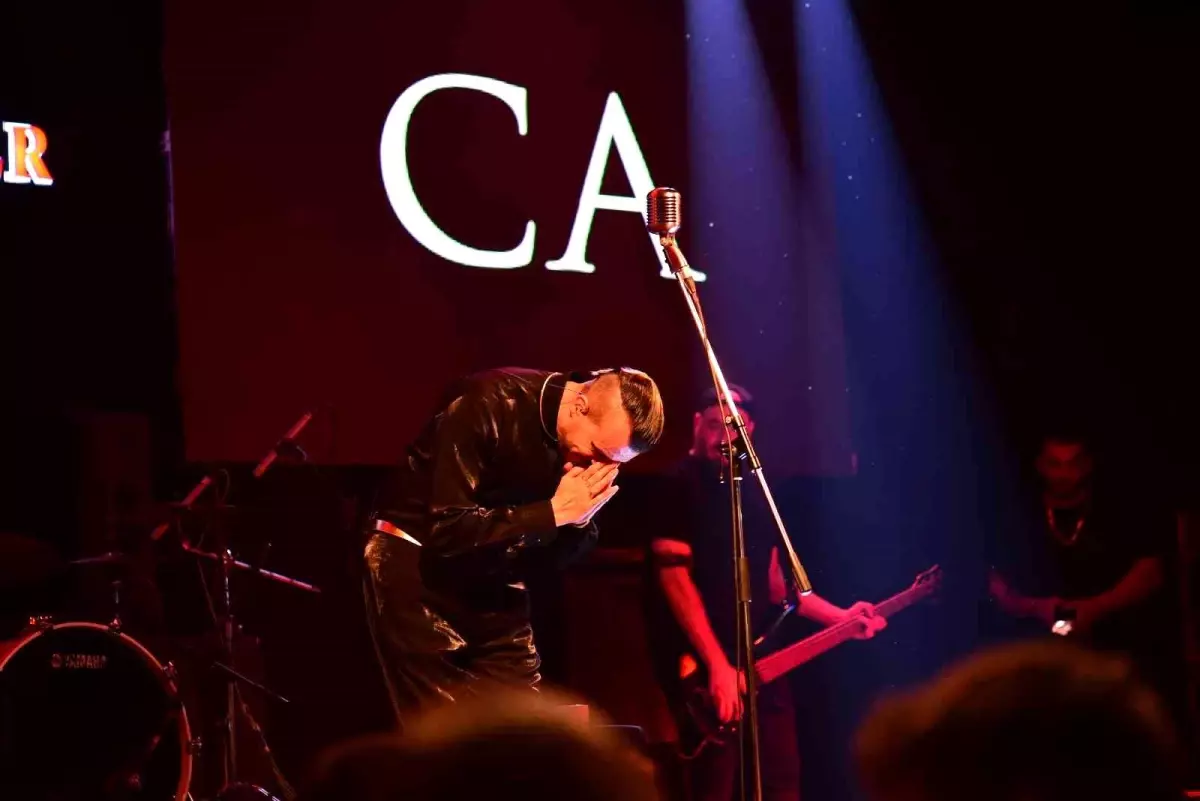 Cem Adrian Bursa dinleyicisini performansıyla etkiledi