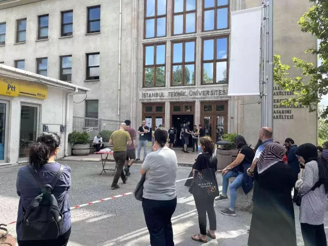 Okula gelip de sınava girmekten vazgeçen genci vatandaş ikna etti