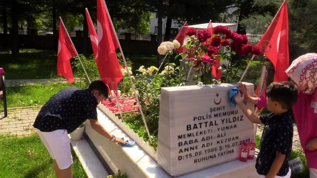 Son dakika haberleri | Şehit babalarının mezarını gül suyuyla temizlediler