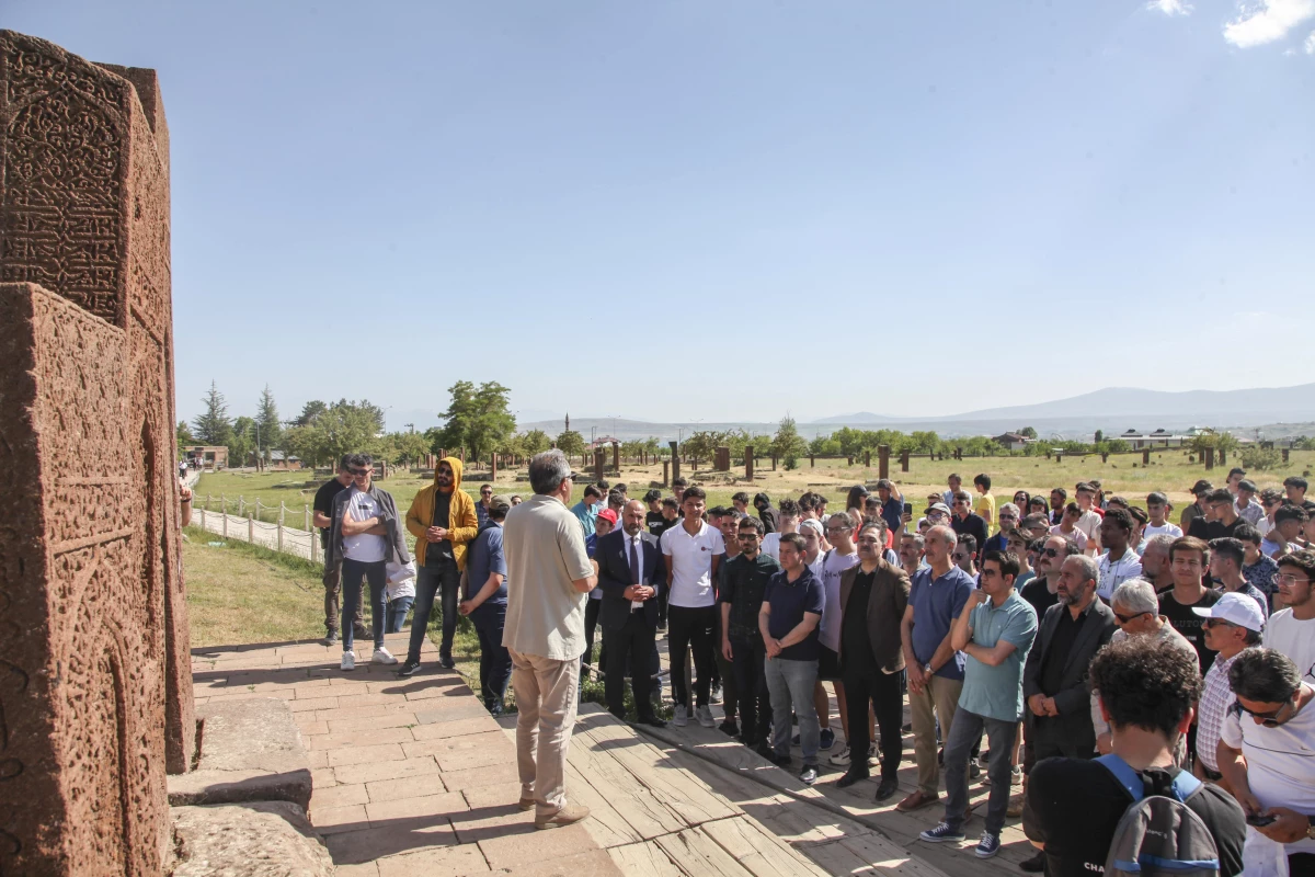 Son dakika! Ahlat Selçuklu Meydan Mezarlığı'ndaki 100 mezar taşı restore edildi