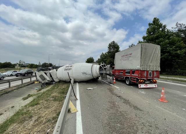 Beton mikseri, otomobilin üzerine devrildi! Feci kazada baba ve oğlu can verdi