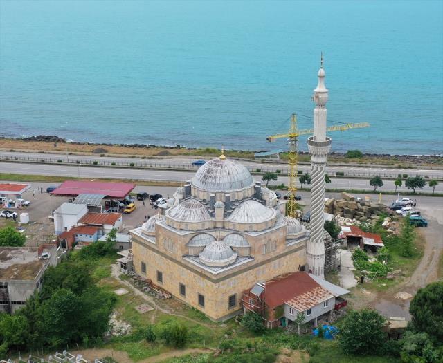 Caminin semaver şeklindeki minaresini görenler bir daha bakıyor! Musluğu bile var