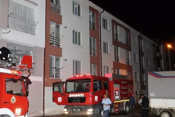 Eşini bıçaklayıp evi ateşe verdikten sonra bileklerini keserek intihar etmeye çalıştı Eşini bıçaklayıp evi ateşe verdikten sonra bileklerini keserek intihar etmeye çalıştı