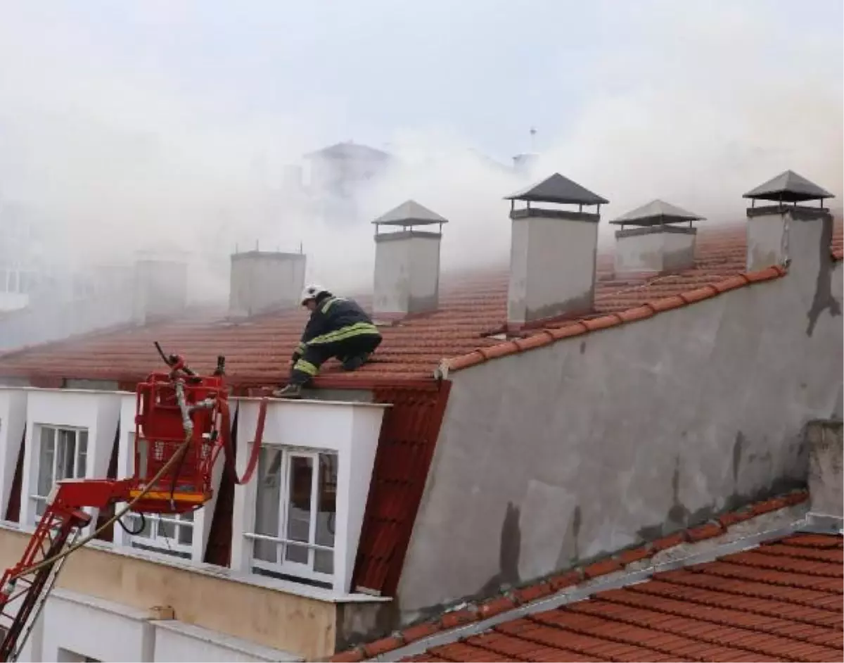 Son dakika gündem: Eskişehir'de çatısına yıldırım düşen binada yangın çıktı