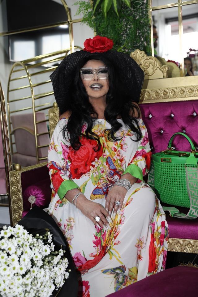 Mezarlıktaki sözleriyle viral olan Bülent Ersoy, İçişleri Bakanı Süleyman Soylu'dan mezar yeri istedi Mezarlıktaki sözleriyle viral olan Bülent Ersoy, İçişleri Bakanı Süleyman Soylu'dan mezar yeri istedi