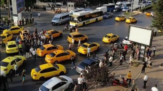 Otobüs ve dolmuş yolun ortasında kontak kapattı, metrelerce kuyruk oluştu