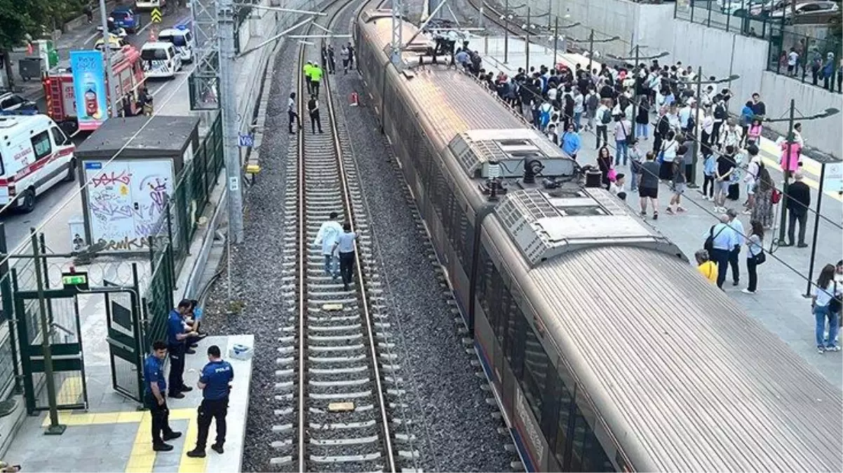 Son Dakika: Marmaray Bostancı durağında kız arkadaşıyla tartışan genç, raylara atlayarak intihar etti