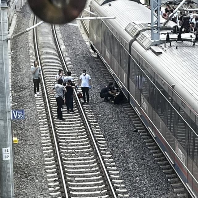 Son Dakika: Marmaray Bostancı durağında bir kişi raylara atlayarak intihar etti! Seferler çift yönlü olarak durduruldu