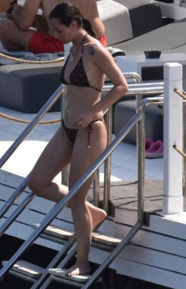 Tatil sezonunu açan Birce Akalay, siyah bikinisiyle denize girerken görüntülendi Tatil sezonunu açan Birce Akalay, siyah bikinisiyle denize girerken görüntülendi