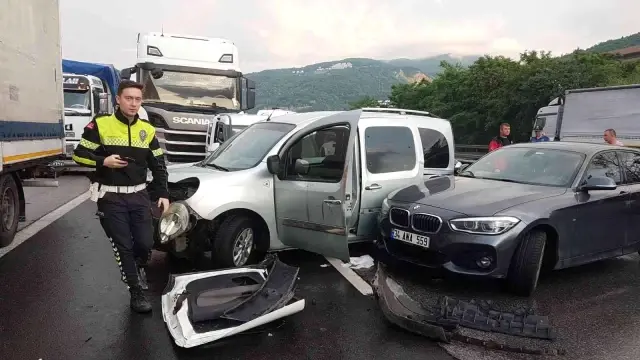 TEM'de 6 araç birbirine girdi, ortalık savaş alanına döndü: 2'si çocuk, 8 yaralı