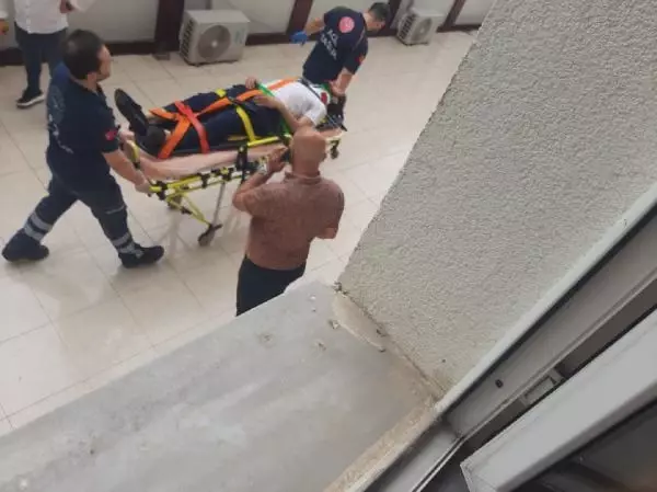 Hırsızlık suçlamasıyla hakim karşısına çıkan şüpheli tutuklama kararı alınca adliye binasının 3. katından aşağı atladı