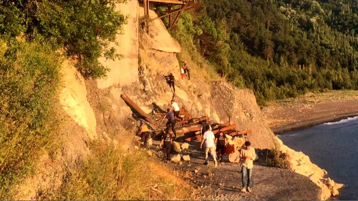 Yaşlı adam ve çocuk kayalıklarda mahsur kaldı