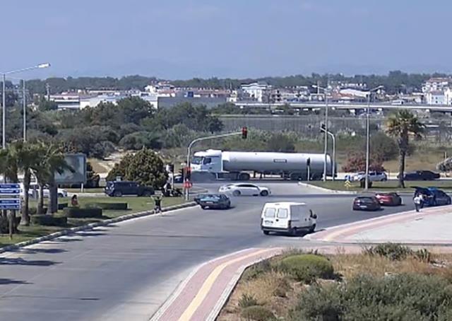 Emanet aldığı otomobil alev alev yandı... Feryadı yürekleri dağladı Emanet aldığı otomobil alev alev yandı... Feryadı yürekleri dağladı