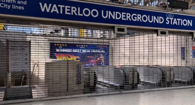 İngiltere'de 30 yılın en büyük ulaştırma çalışanları grevi başladı