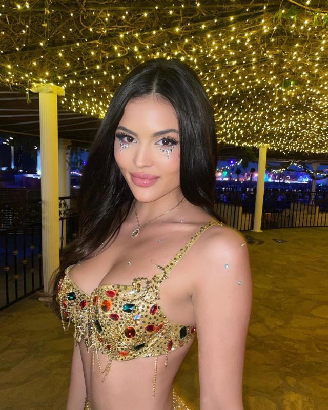 Mini elbise giyen genç oyuncu ayağı takılınca fena frikik verdi Mini elbise giyen genç oyuncu ayağı takılınca fena frikik verdi