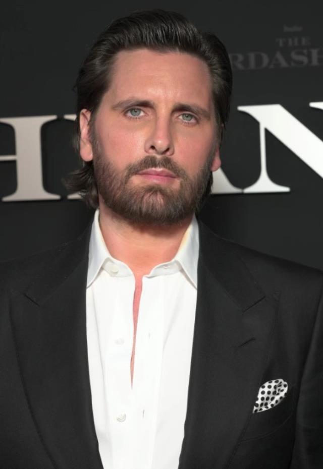 Mini elbise giyen genç oyuncu ayağı takılınca fena frikik verdi Mini elbise giyen genç oyuncu ayağı takılınca fena frikik verdi