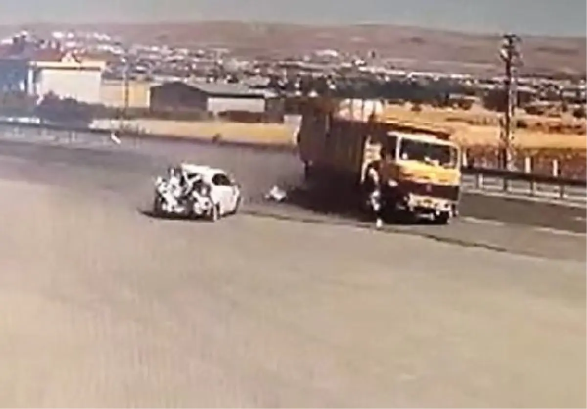 Otomobile çarpan kamyon akaryakıt istasyonuna girdi: 2'si ağır 5 yaralı (2)