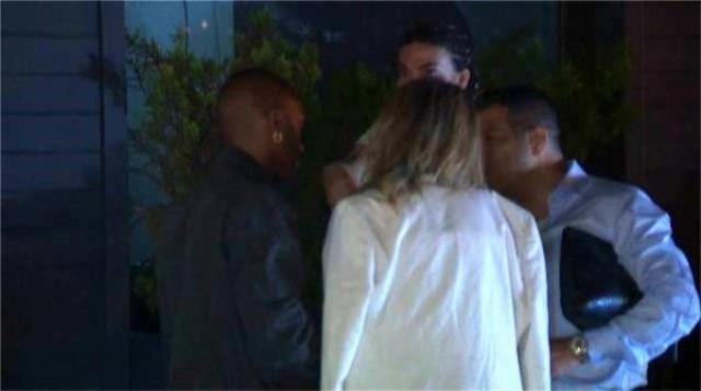 Skandal gece! Eski Beşiktaşlı Fernandes iki kadınla görüntülendi, güvenlikler basın mensubunu tartakladı Skandal gece! Eski Beşiktaşlı Fernandes iki kadınla görüntülendi, güvenlikler basın mensubunu tartakladı