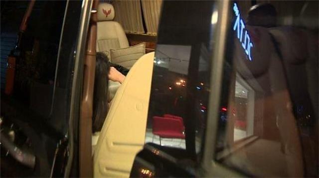 Skandal gece! Eski Beşiktaşlı Fernandes iki kadınla görüntülendi, güvenlikler basın mensubunu tartakladı Skandal gece! Eski Beşiktaşlı Fernandes iki kadınla görüntülendi, güvenlikler basın mensubunu tartakladı