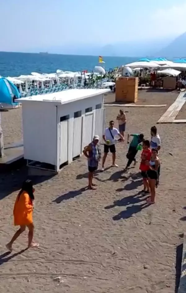 Soyunma kabinindekileri fotoğrafladığı iddiasıyla dövüldü