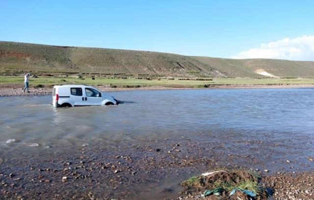 Arabasını yıkamak isterken nehir sularına kaptırdı