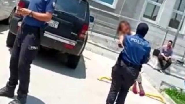 Babasının yanındaki kız çocuğunu haczettiler! Ufaklığın ağlaması yürekleri dağladı Babasının yanındaki kız çocuğunu haczettiler! Ufaklığın ağlaması yürekleri dağladı