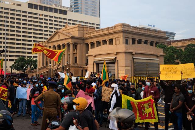 Başbakan bizzat duyurdu! Aylardır ekonomik krizle boğuşan Sri Lanka'da ülke ekonomisi tamamen çöktü Başbakan bizzat duyurdu! Aylardır ekonomik krizle boğuşan Sri Lanka'da ülke ekonomisi tamamen çöktü
