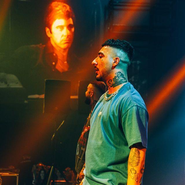 Konserinde hayranının saldırısına uğrayan Uzi, konserini yarıda kesti