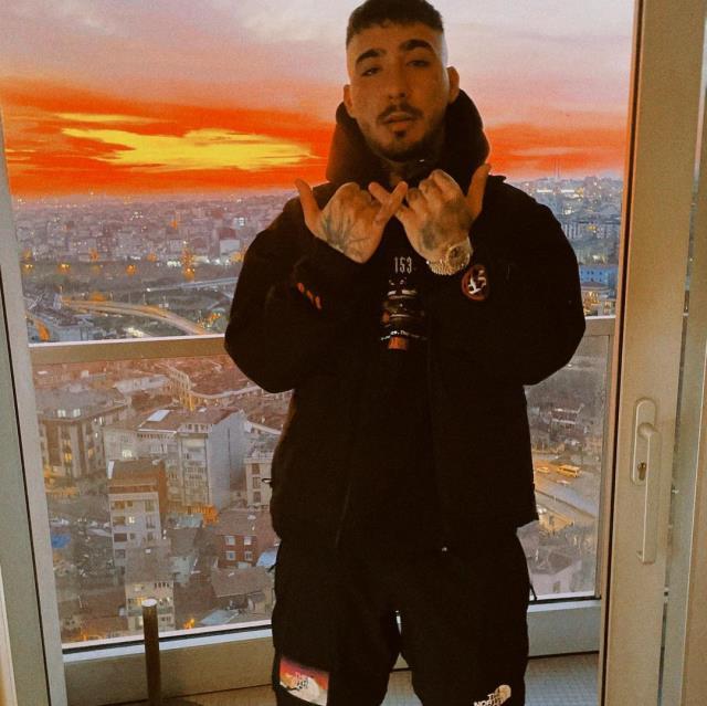 Konserinde hayranının saldırısına uğrayan Uzi, konserini yarıda kesti