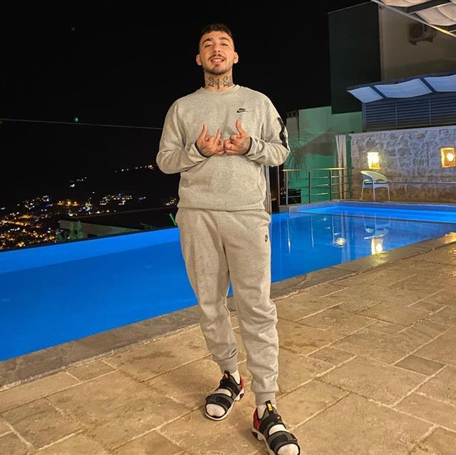 Konserinde hayranının saldırısına uğrayan Uzi, konserini yarıda kesti