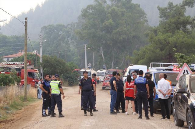 Marmaris'teki orman yangını kuzey bölgeleri esir aldı! 20 ev boşaltıldı Marmaris'teki orman yangını kuzey bölgeleri esir aldı! 20 ev boşaltıldı